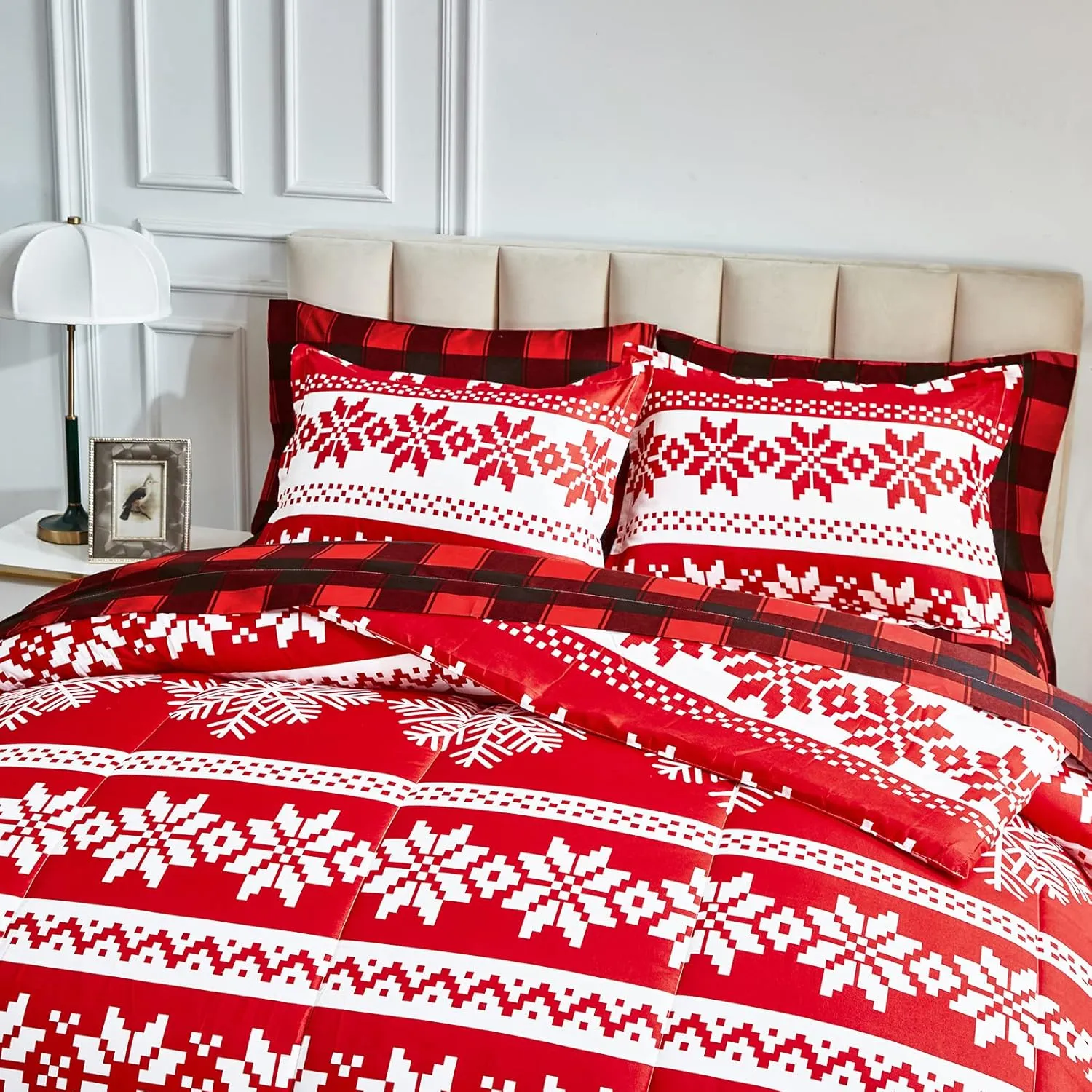 Christmas Bed in a Bag 7 Pieces Red Snowflake Queen Size Comforter Set Holiday Style - Soft Microfiber Reversible Bed Duvet Set (1 Comforter 2 Pillow Shams 1 Flat Sheet 1 Fitted Sheet 2 Pillowcases)