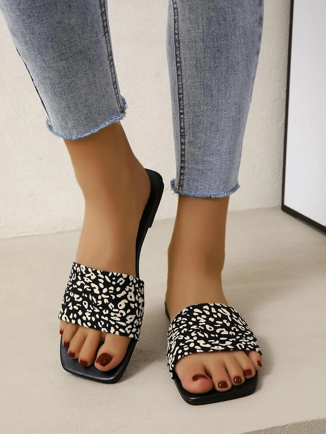 GORGLITTER Women's Leopard Print Flat Sandals Cheetah Open Toe Summer Vacation Slide Sandal
