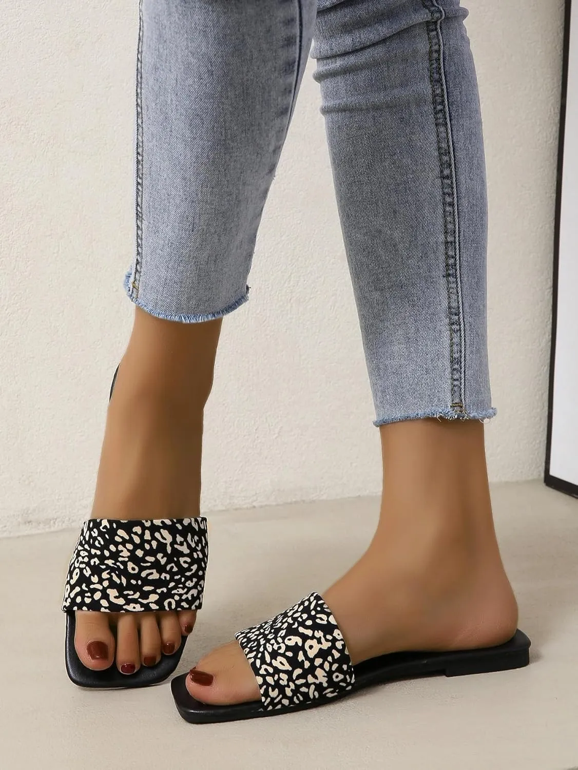 GORGLITTER Women's Leopard Print Flat Sandals Cheetah Open Toe Summer Vacation Slide Sandal