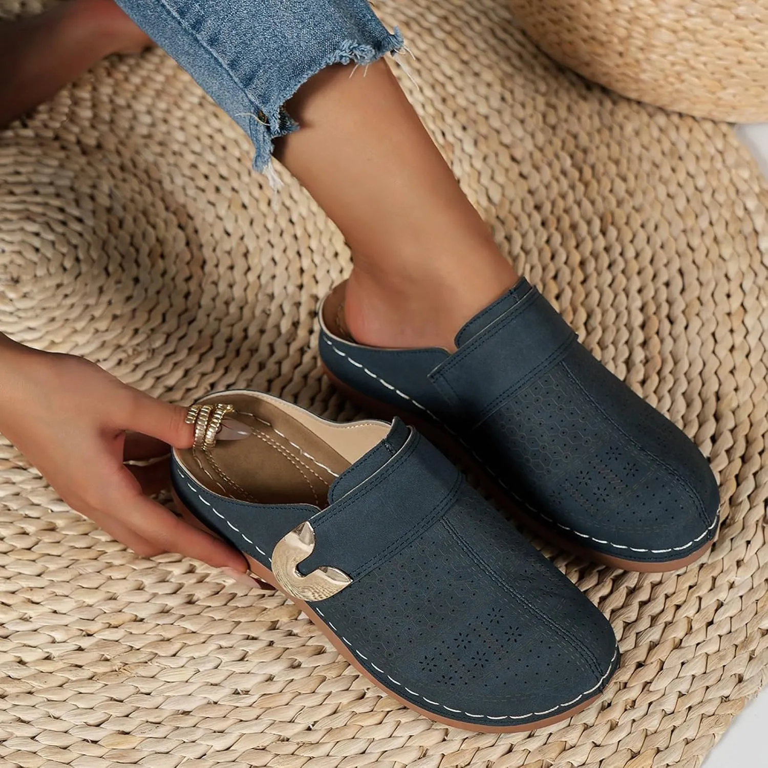 Kubbon Clogs for Women Slip-On Flat Mule Shoes Comfortable Closed Toe Clogs Casual Walking Wedge Clog Summer Shoes Dressy Beach Sandals