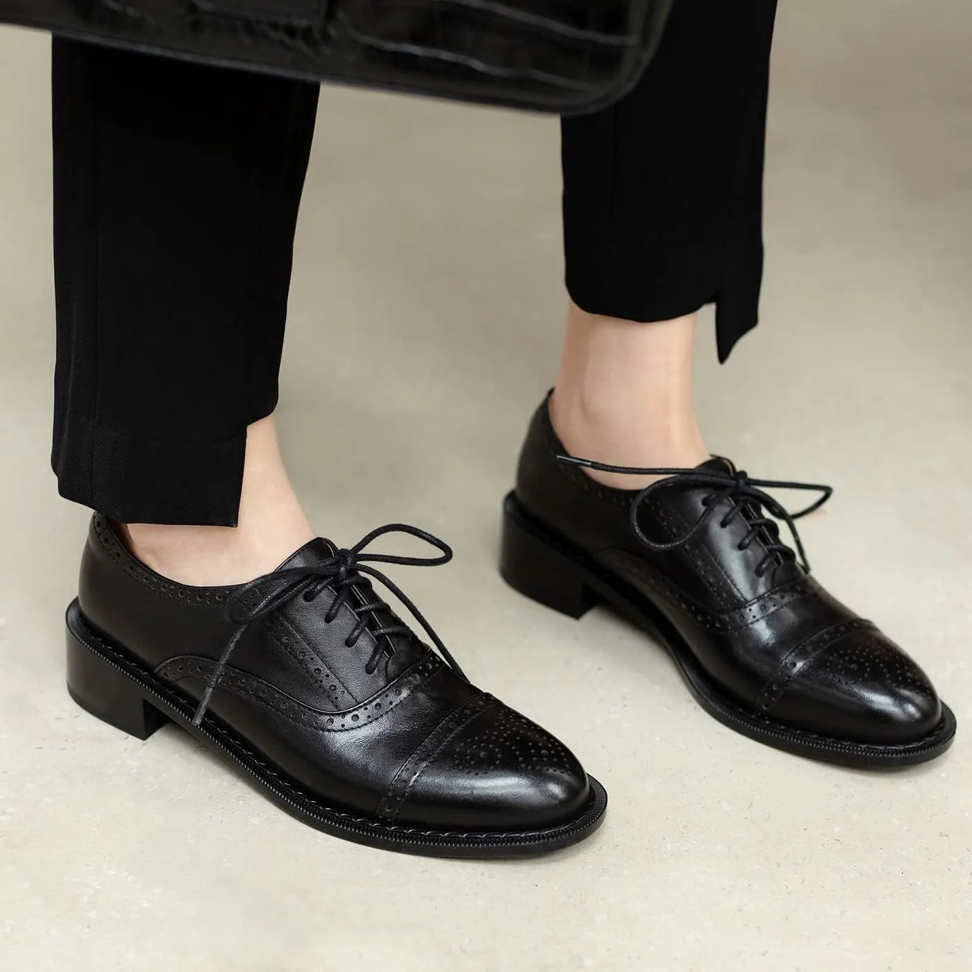Women's Perforated Classic Lace-up Oxfords Brogue Wingtip Round Toe Derby Saddle Leather Shoes for Women Girls Lady Wife